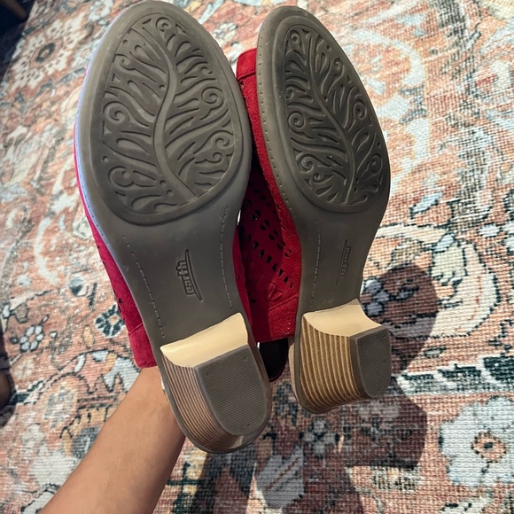 Earth Carson Hamden Suede Red Sandal Bootie - Picture 2 of 8